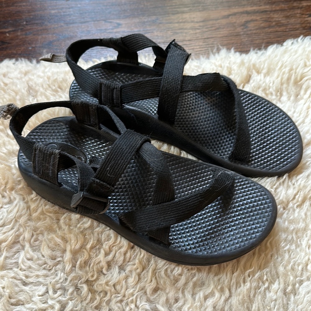 Chaco kids size 5 big kids black